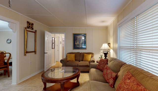 Charming beach cottage w/covered patio & outdoor shower - walk to the beach