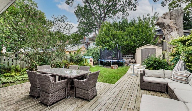 Charming Beaches Century House, Steps to the Beach & Shops, Downtown in 10 min!