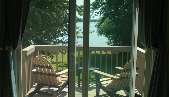 Charming beachfront cottage in Point Peninsula