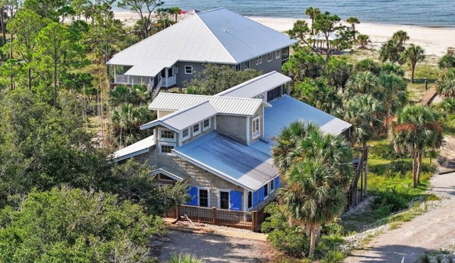 Charming Beachfront Beach House/2BR/Loft/Sleeps 8