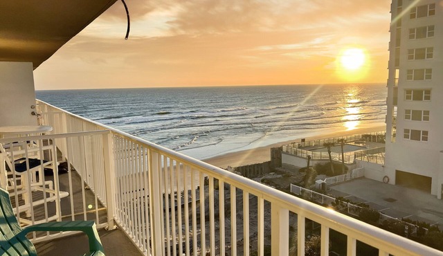 Charming Beachfront Oasis ~ Ocean Views ~ King Bed