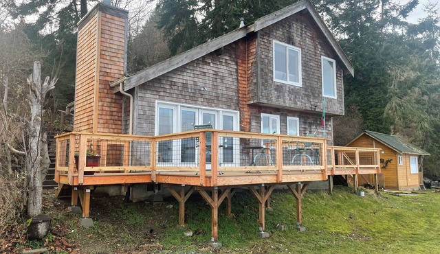 Charming beachfront 1-bedroom cottage near Langley, Whidbey Island Washington.