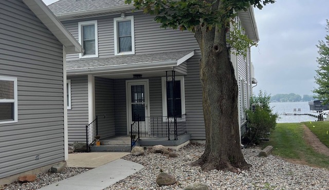 Charming Beachfront 4-bedroom cottage with WiFi, AC in Coldwater