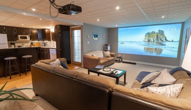 Charming Beachfront Apt w/Home Cinema & Coffee Bar