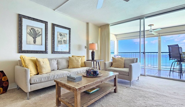 Charming Beachfront King Bedroom condo in Honolulu