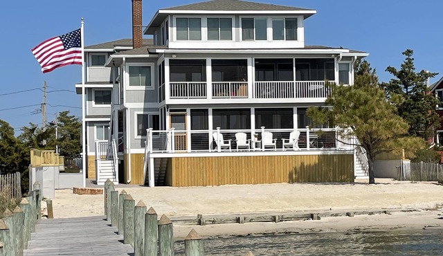 Charming Beachfront Townhome-Screen Porch-Sundeck-Beach and 4 Parking Spots!