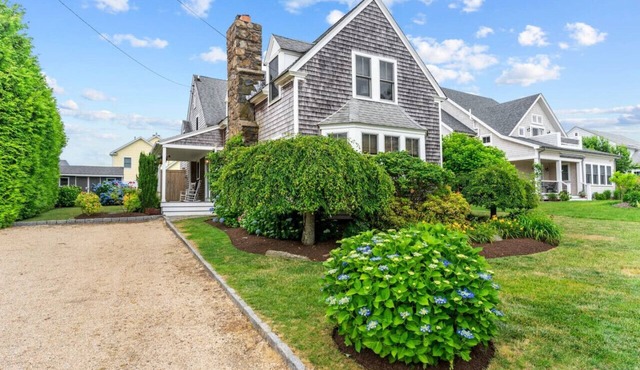 Charming Beachside Bonnet Shores with Beach Access