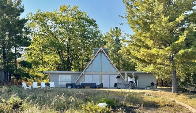 Charming Beachwalk Cottage on Lake Michigan
