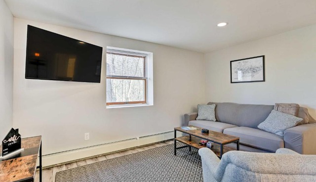 Charming Beacon Apt w/Fire Pit: Near Hiking!