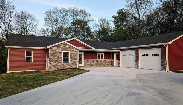 Charming, Beautiful 6-bedroom house in wonderful Shipshewana with WiFi, Hot Tub.