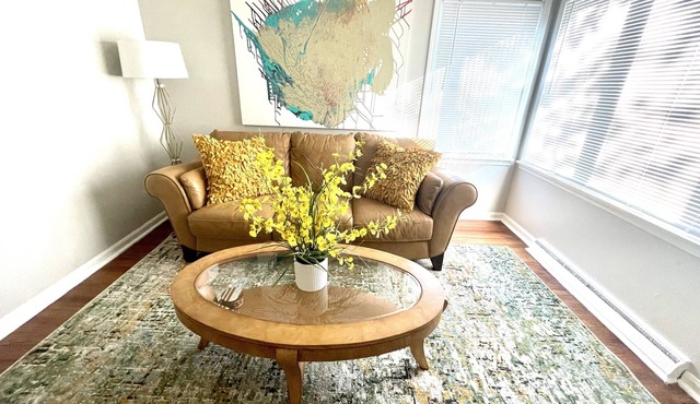 “Charming Beauty” cozy/modern home- min from Great Lakes Mall/entertainment/food