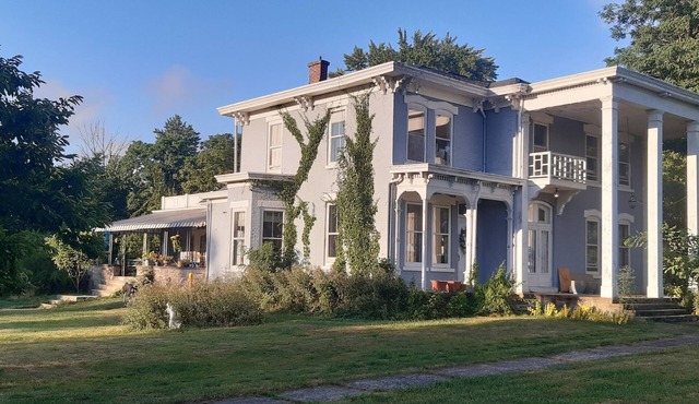 Charming bed & breakfast with WiFi and AC in historic Strongsville