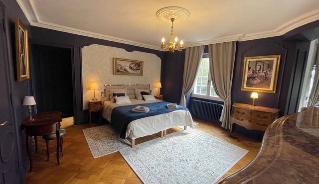 Charming bed and breakfast in a château with breakfast included