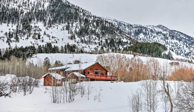 Charming Bedford Cabin w/Private Hot Tub!