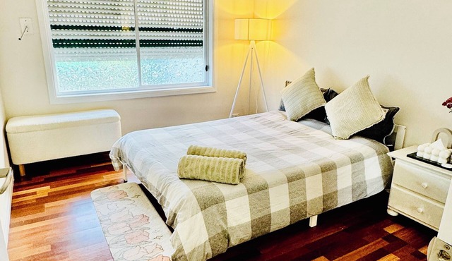 Charming bedroom in Saint Albans with WiFi Shared bathroom