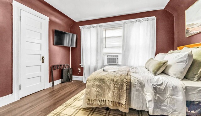 Charming bedroom near Yale Hosp/Bridgeport