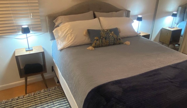 Charming bedroom + sitting room + private entrance in lovely East Wilton Manors.