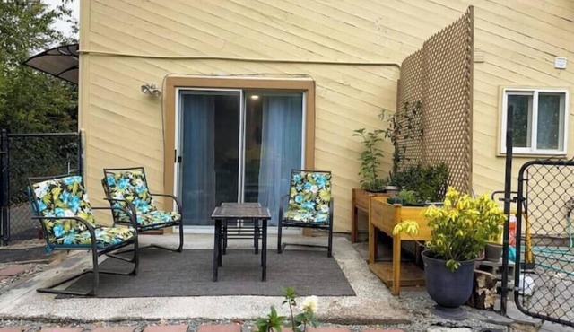 Charming bedroom with private entrance close to the airport with AC, WiFi