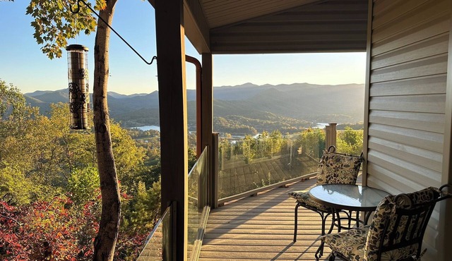Charming Bell Chalet, Hot Tub, Unbelievable Mountain, Lake Chatuge View!