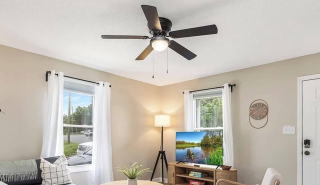 Charming Belmont Bungalow - 5 Min Walk to Downtown