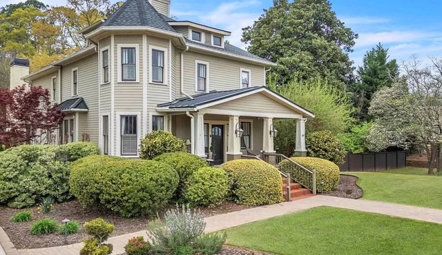 Charming, Beloved Retreat Steps away from Historic Downtown Woodstock!3BD w/Pool