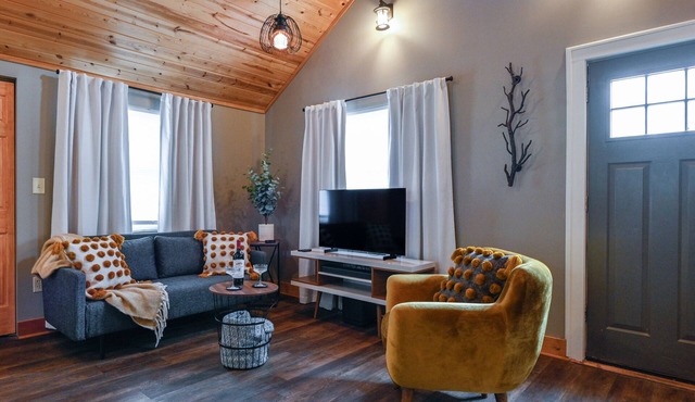 Charming Benson Home - Sleeps 5, Hot Tub!