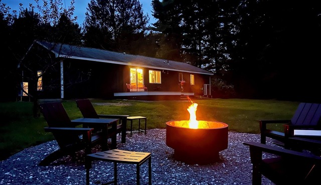 Charming Berkshire Bungalow: Deck, Firepit, Stargazing