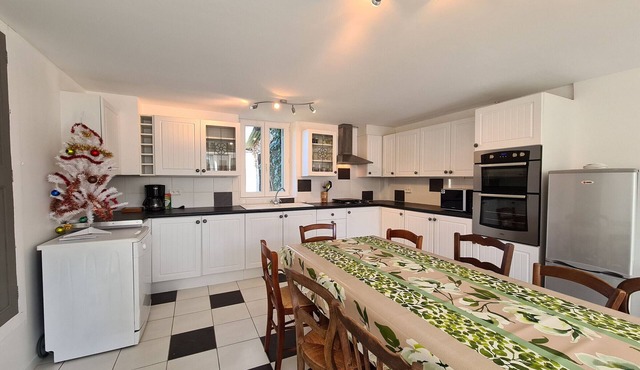 Charming Berry House: Private Garden, Proximity to Lakes, Activities, 3 Bedrooms, Sleeps 8