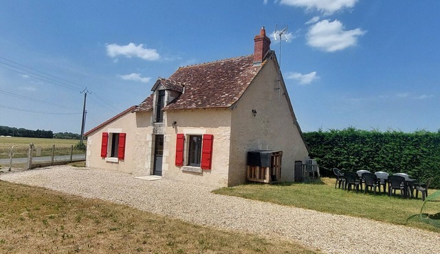 Charming Berry Home near Zoo de Beauval & Medieval Loches, Private Parking, Shared Garden