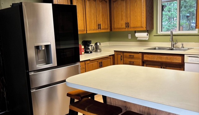 Charming big 4 bedroom house in peaceful Spanaway next to Spanaway high school.