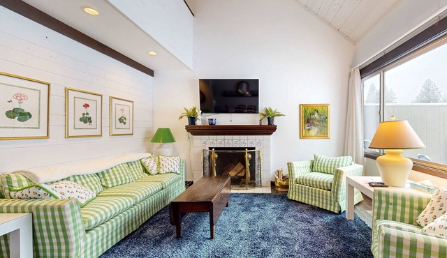 Charming Black Butte Ranch getaway on the golf course, dog-friendly with AC