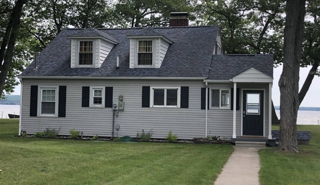 Charming Black Lakefront Cottage w/Pickleball Court-Summer weeks still available