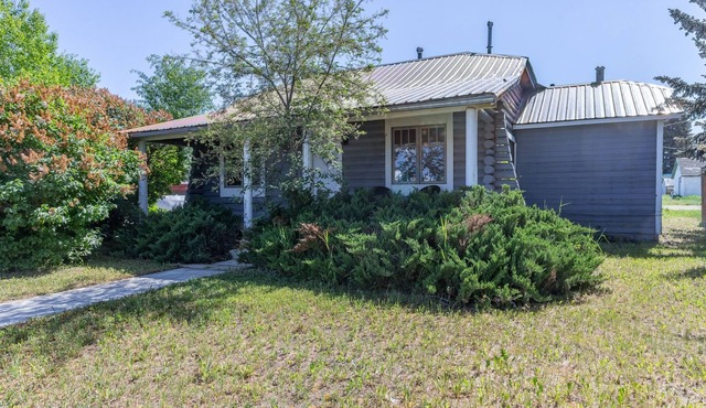 Charming Blue Cabin - Downtown Retreat, Minutes to Yellowstone & Jackson Hole