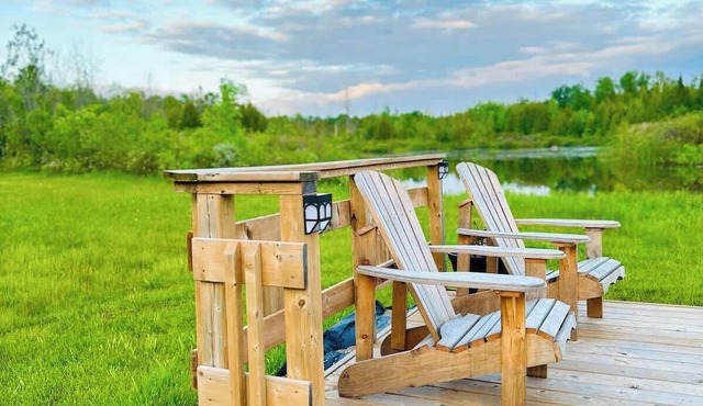 Charming Blue Glamping RV Close to Grotto