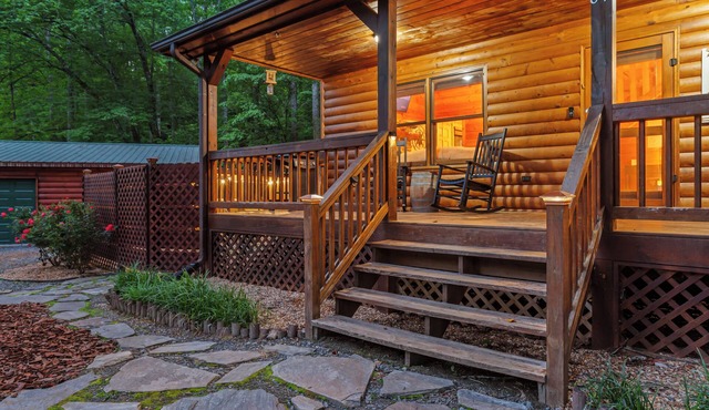 Charming Blue Ridge Cabin! Hot Tub, Hiking, Close to Blue Ridge Attractions!