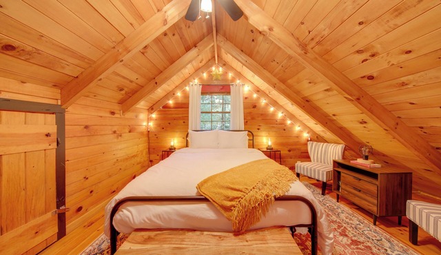 Charming Blue Ridge Mountain Cabin w/Hot Tub