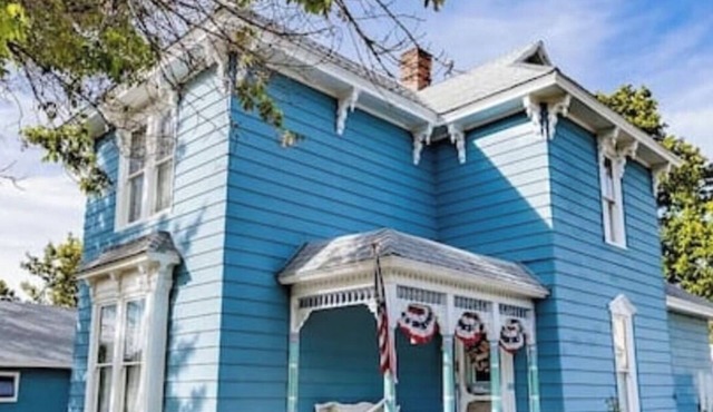Charming BLue victorian home located blocks away from historical Route 66