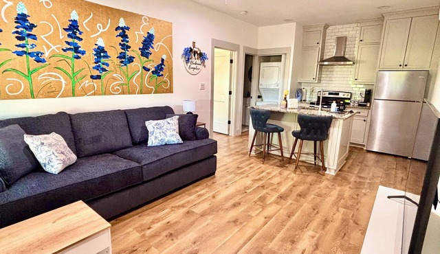 Charming Bluebonnet Bungalow: 1BR Guest House w/Kitchen, WiFi + AC - Waco, TX