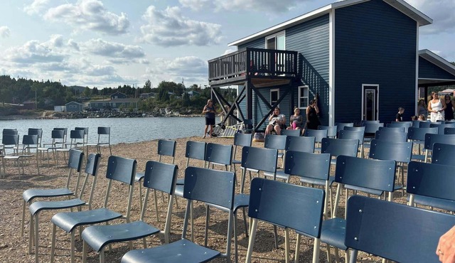Charming boat house by the Ocean in beautiful Smith's Harbour, NL with WiFi