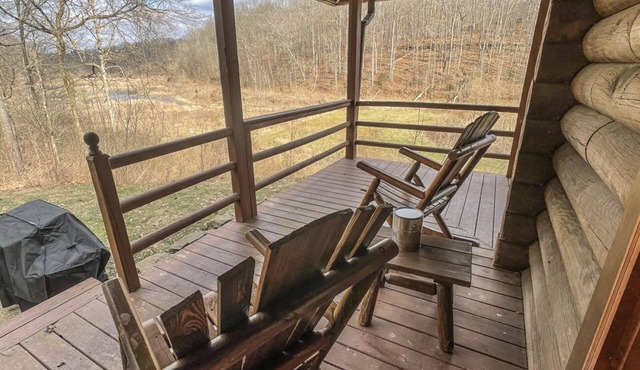 Charming Boomsage Cabin w/hot tub