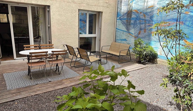 Charming Bordeaux Apartment with Garden