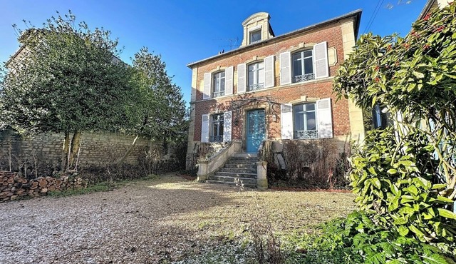 Charming bourgeois house – Précy town centre