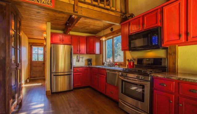 Charming Boutique Cabin in Private Setting with Hot Tub