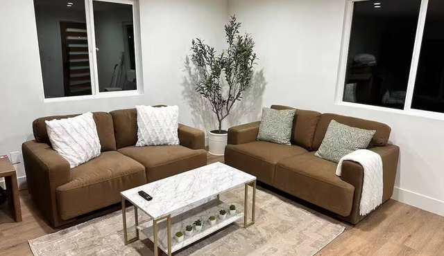 Charming brand new 2-bedroom apartment in awesome Burbank