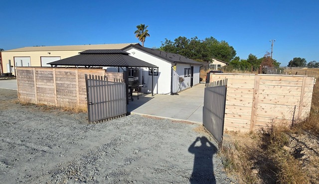 Charming BRAND NEW 2BR house with WiFi & AC, in beautiful Madera Ranchos.