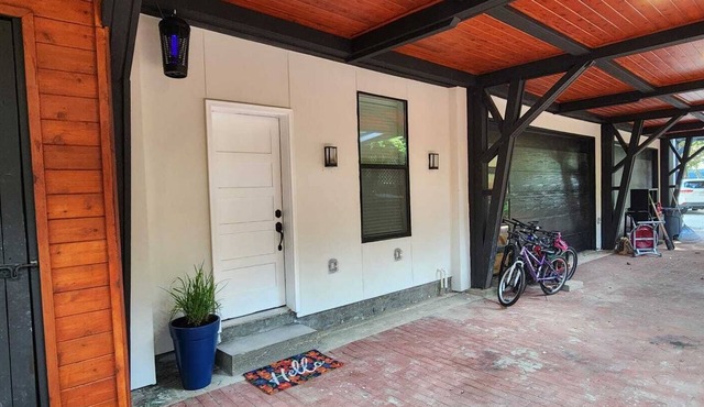 Charming, BRAND NEW, complete guest house 2/1 w, Full kitchen, laundry, & living