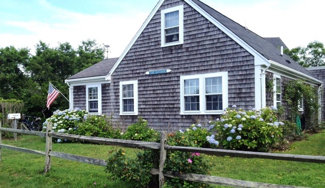Charming Brant Point Cottage! Sleeps 6. No car needed, walk to beach and town!