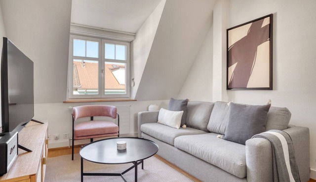 Charming Breite 3 Room w/Washer & Storage, nr Market, by Blueground