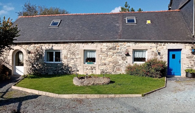 Charming Breton farmhouse. Hiking, beach 30 minutes away. Ideal for families.