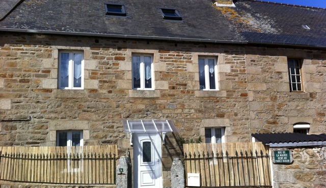 CHARMING BRETON HOUSE IN THE VILLAGE OF TONQUEDEC